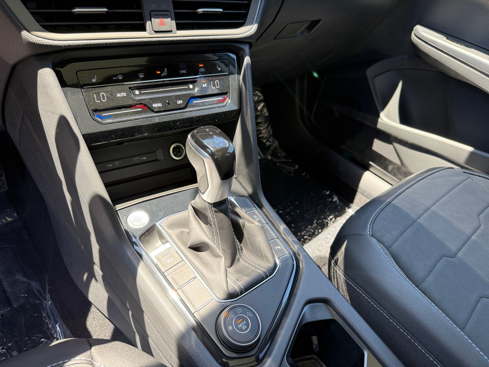 New 2026 Monument Gray W/Deep Black Roof Volkswagen SE Black image 13