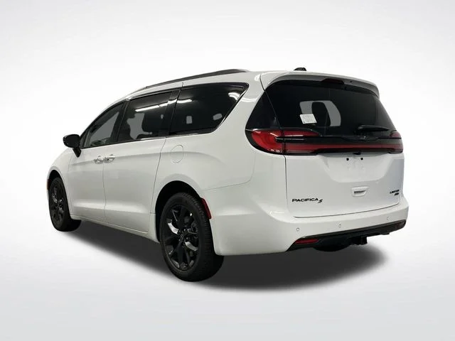 New 2026 Bright White Clear-Coat Exterior Paint Chrysler Limited image 3