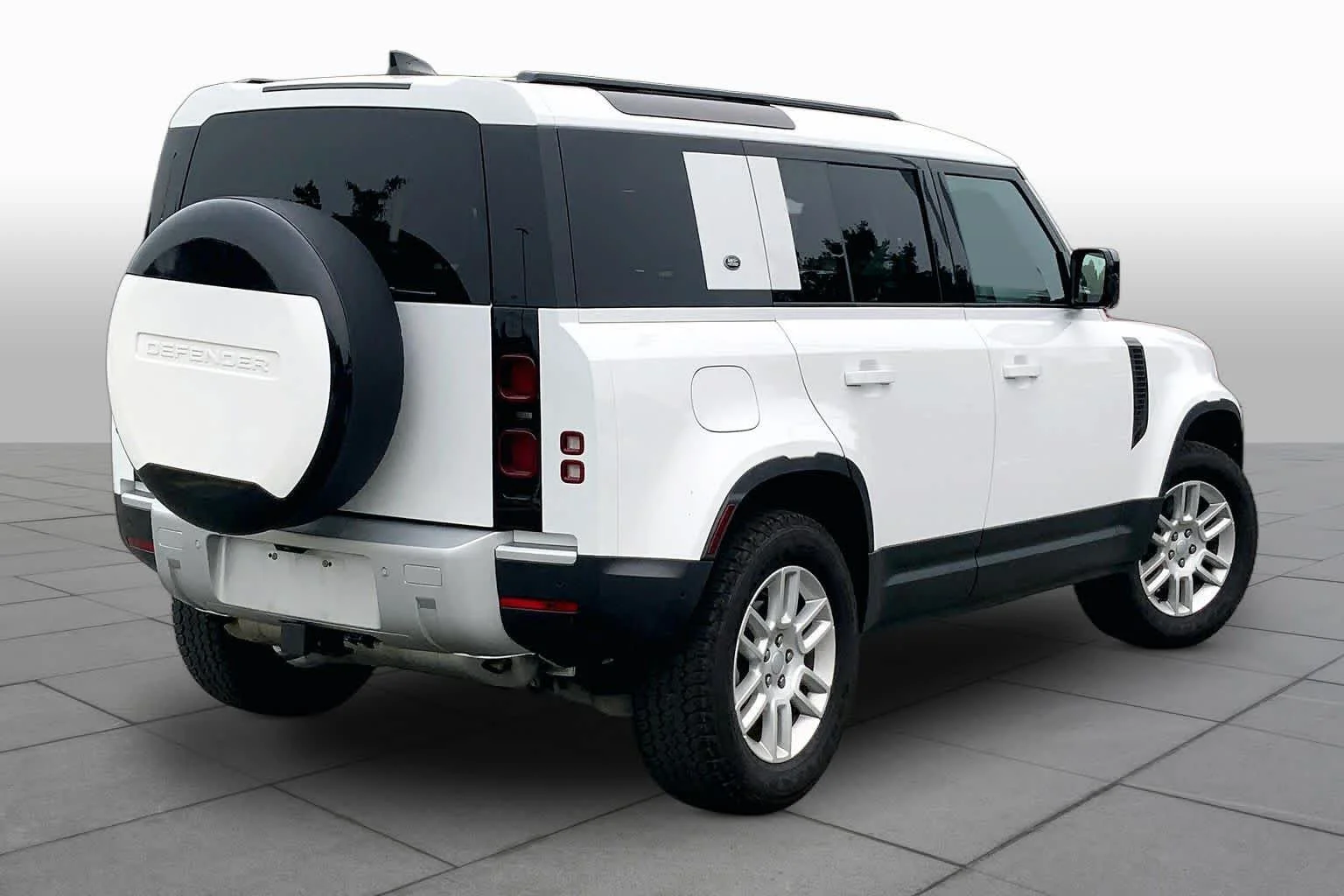 Used 2024 Fuji White Land Rover S image 13