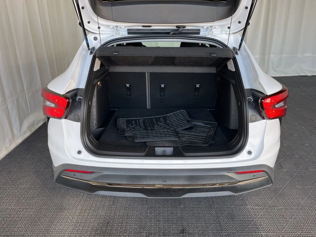 New 2025 Summit White Chevrolet ACTIV image 24
