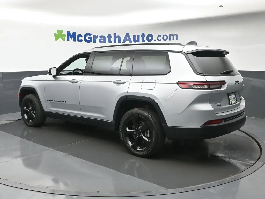 Used 2023 Silver Jeep Altitude image 27