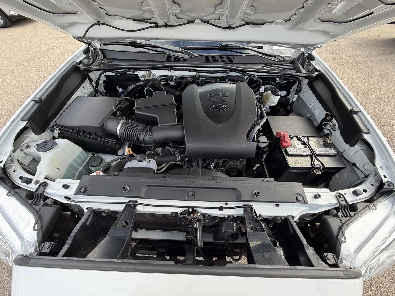 Used 2022 White Toyota SR5 V6 image 23