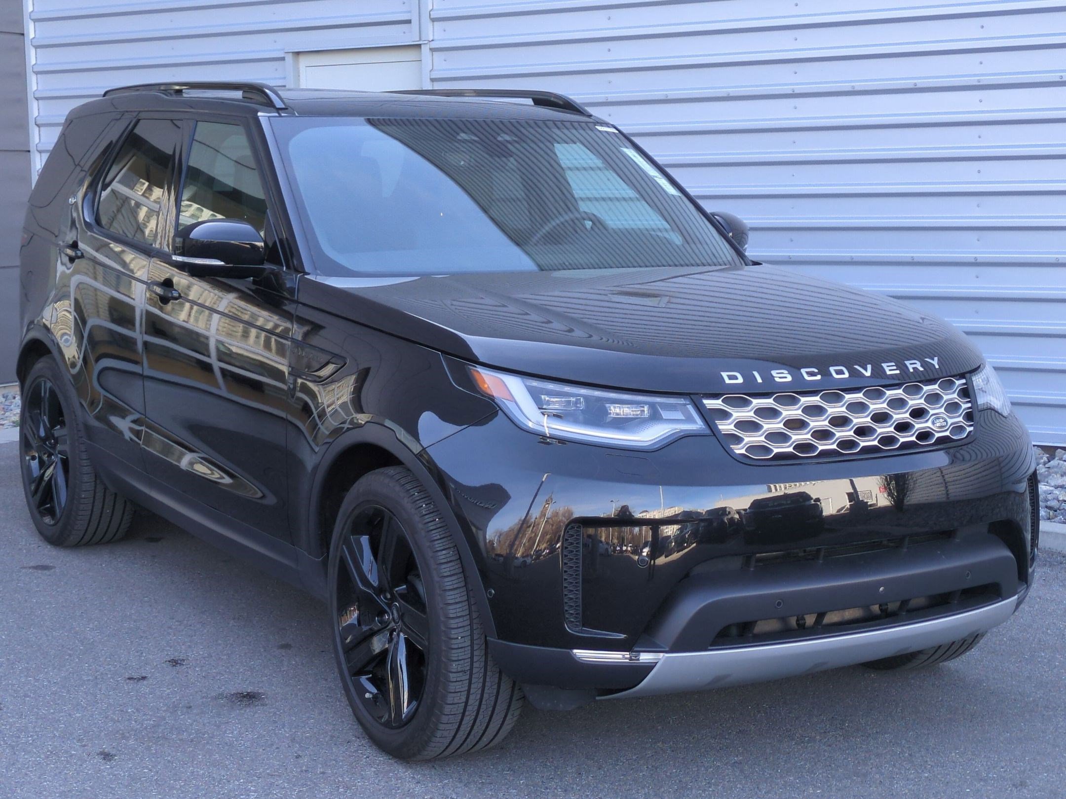 Used 2025 Santorini Black Metallic Land Rover S image 3