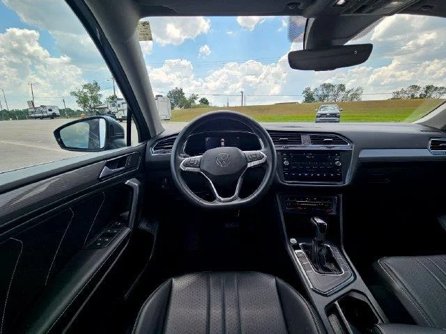 Used 2022 Black Volkswagen SE image 13