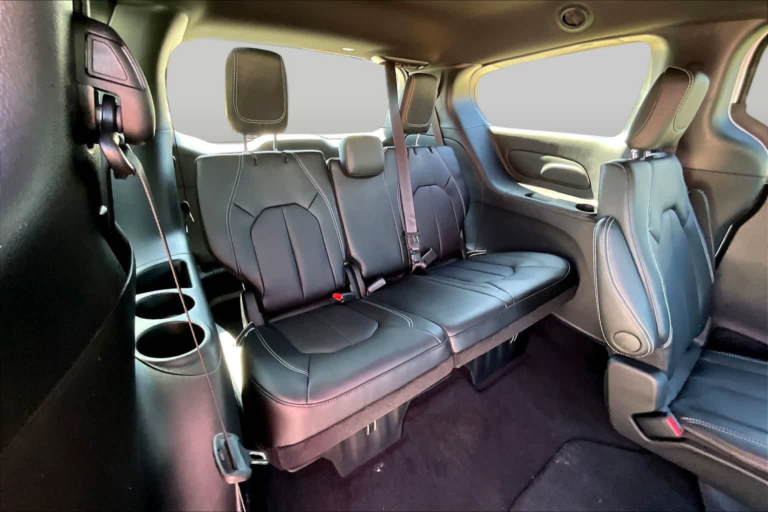 New 2026 Bright White Clear-Coat Exterior Paint Chrysler LX image 24