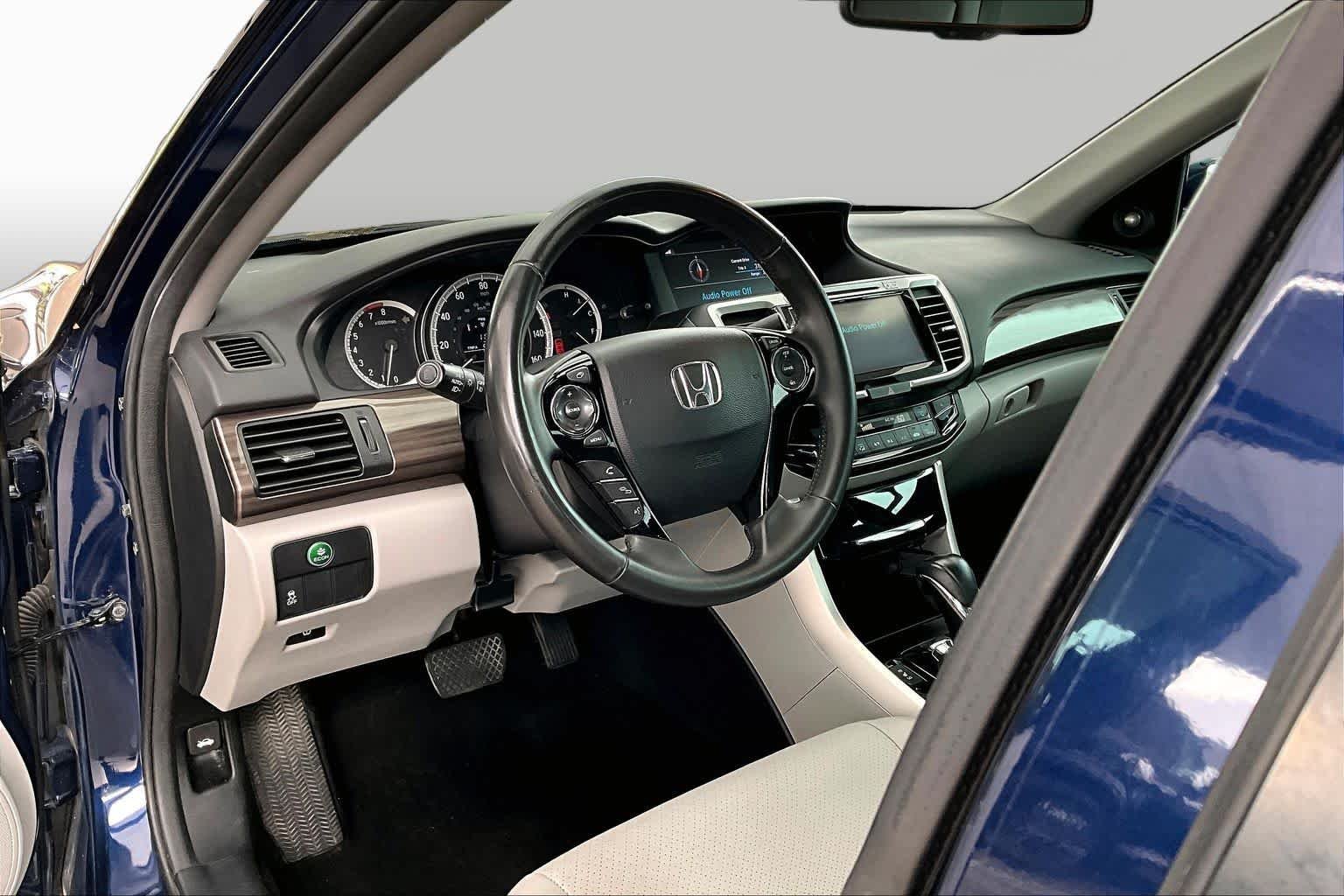 Used 2017 Obsidian Blue Pearl Honda EX-L image 18