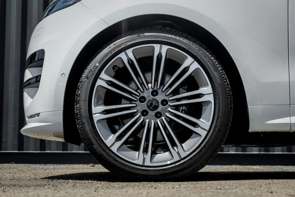 New 2026 Fuji White Land Rover Dynamic SE image 4