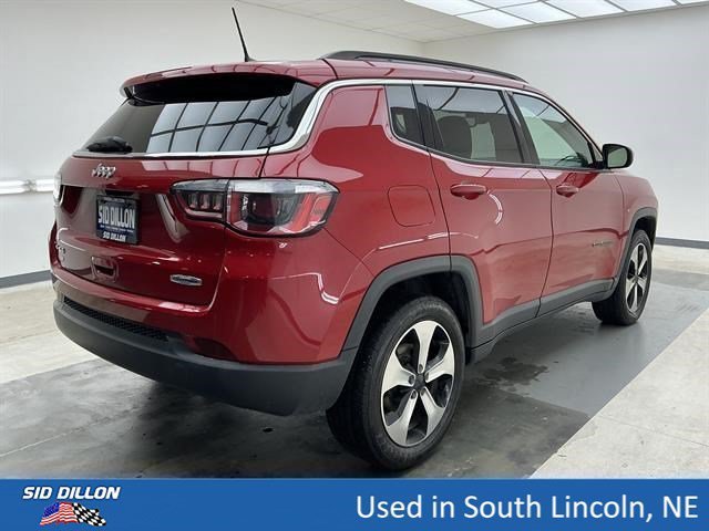 Used 2018 Redline Pearlcoat Jeep Latitude image 4
