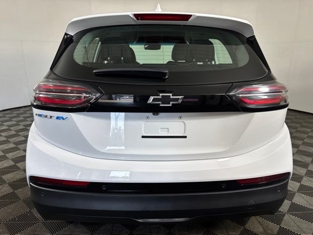 Used 2023 White Chevrolet 2LT image 21