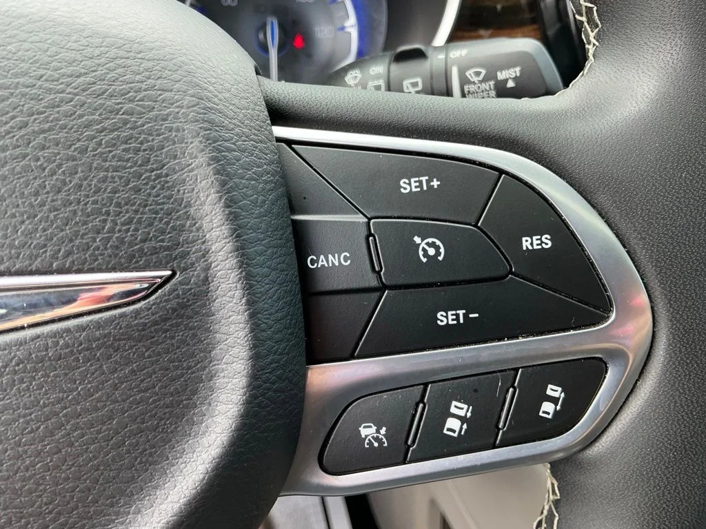 Used 2023 White Chrysler Limited image 36