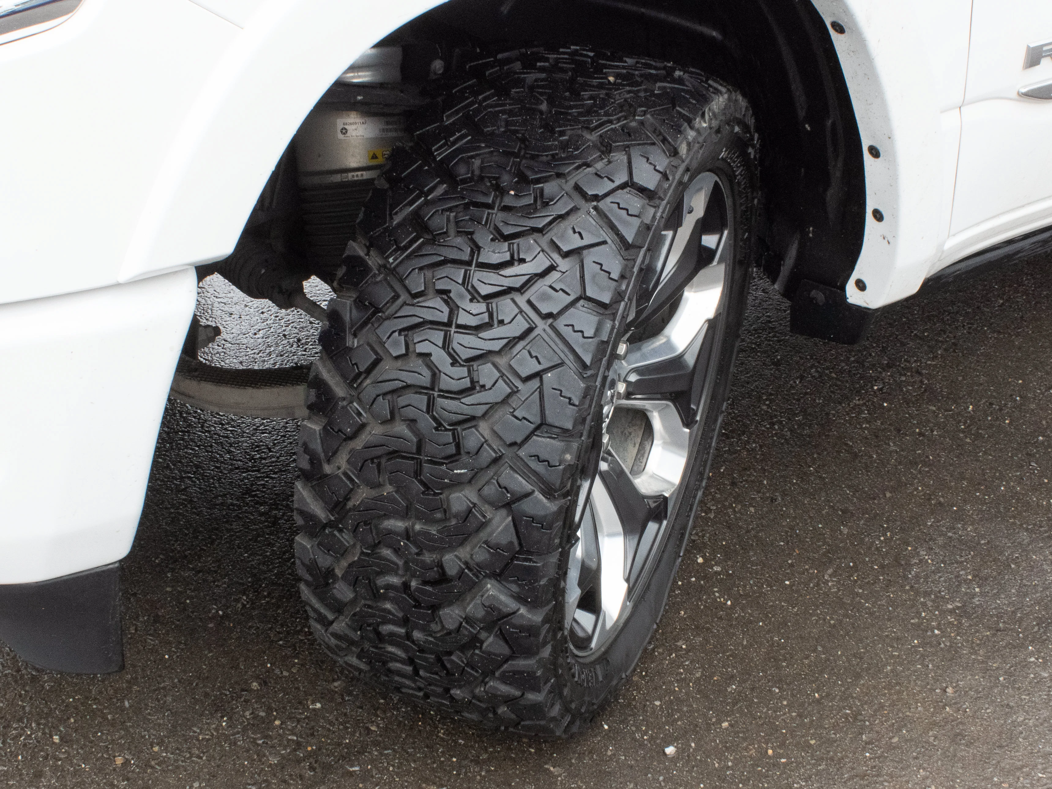 Used 2022 White RAM Limited* | Crew Cab | 5.7L HEMI V8 | Premium Leather | 22-Inch Wheels | Heated Seats | image 13