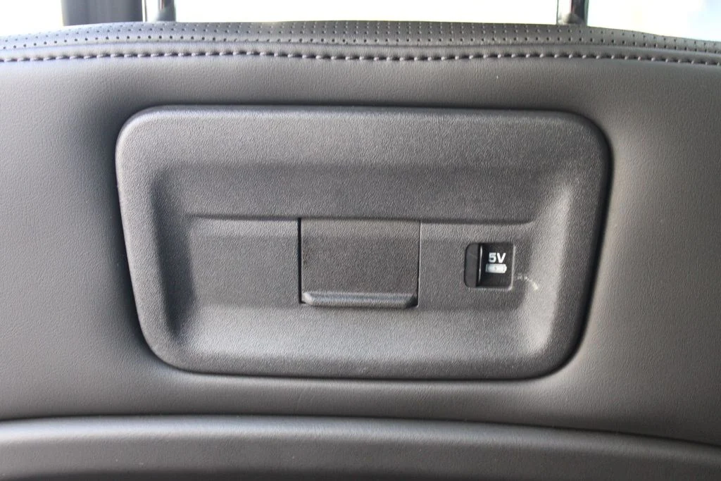 Used 2025  Land Rover Dynamic SE image 35