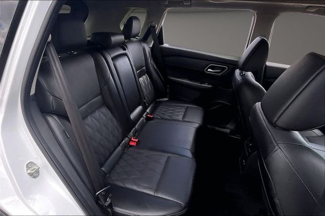 Used 2025 White Nissan Platinum image 25