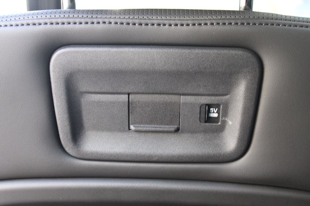 Used 2025  Land Rover Dynamic SE image 35