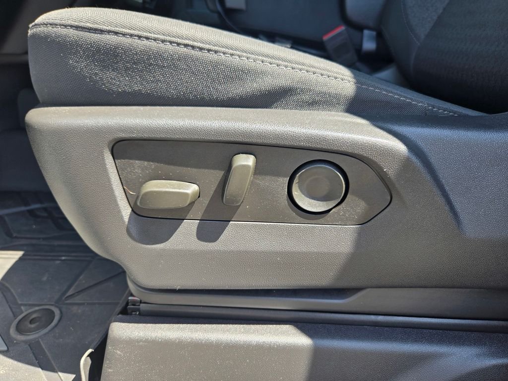 Used 2025 White Chevrolet Custom image 12