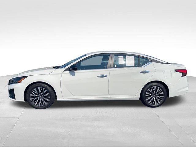 Used 2025 White Nissan 2.5 SV image 2
