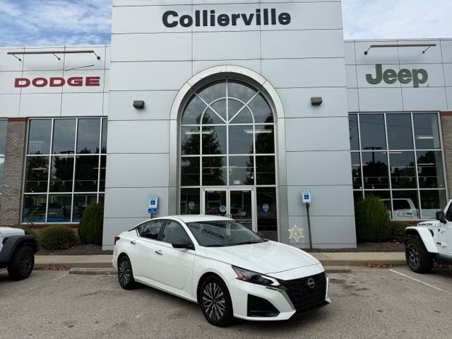Used 2025 White Nissan 2.5 SV image 1
