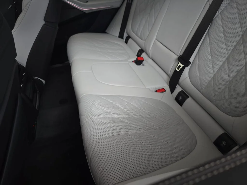 Used 2024 Alpine White BMW xDrive40i image 17