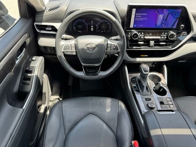 Used 2025  Toyota Platinum image 17