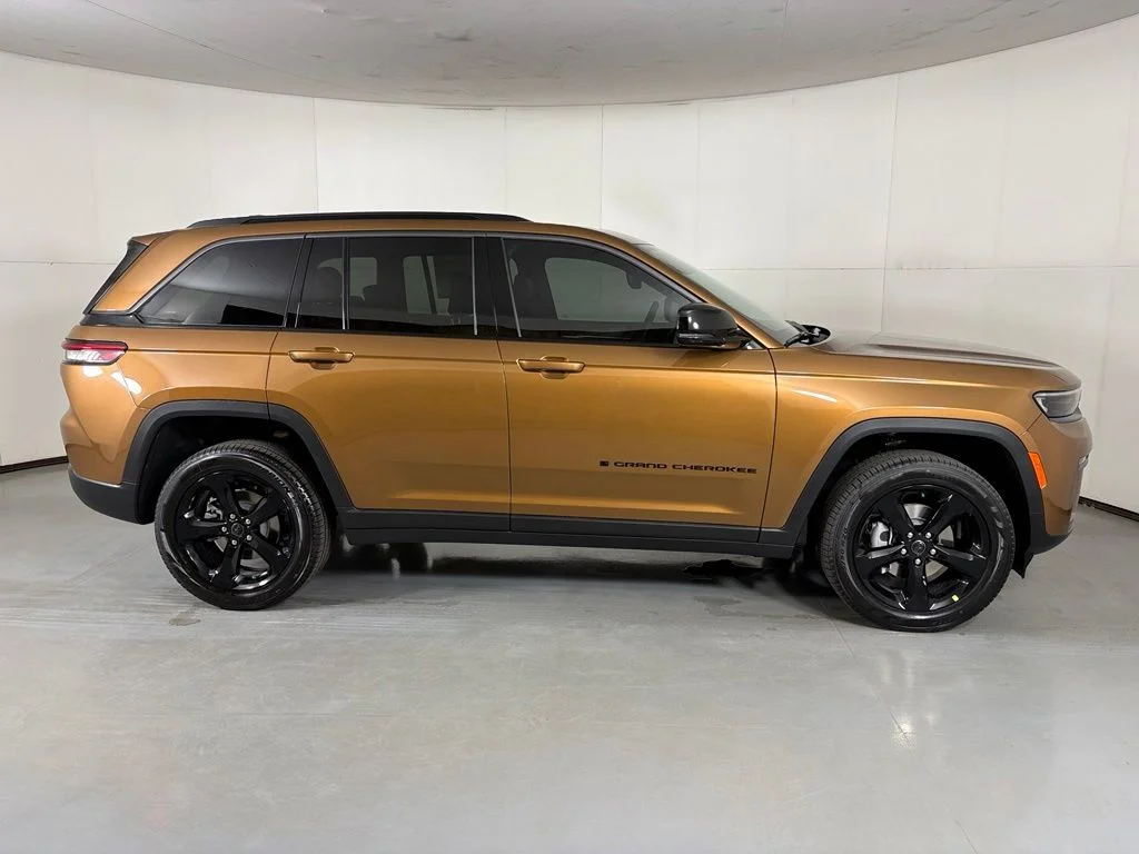 New 2027 Brown Jeep Limited image 9