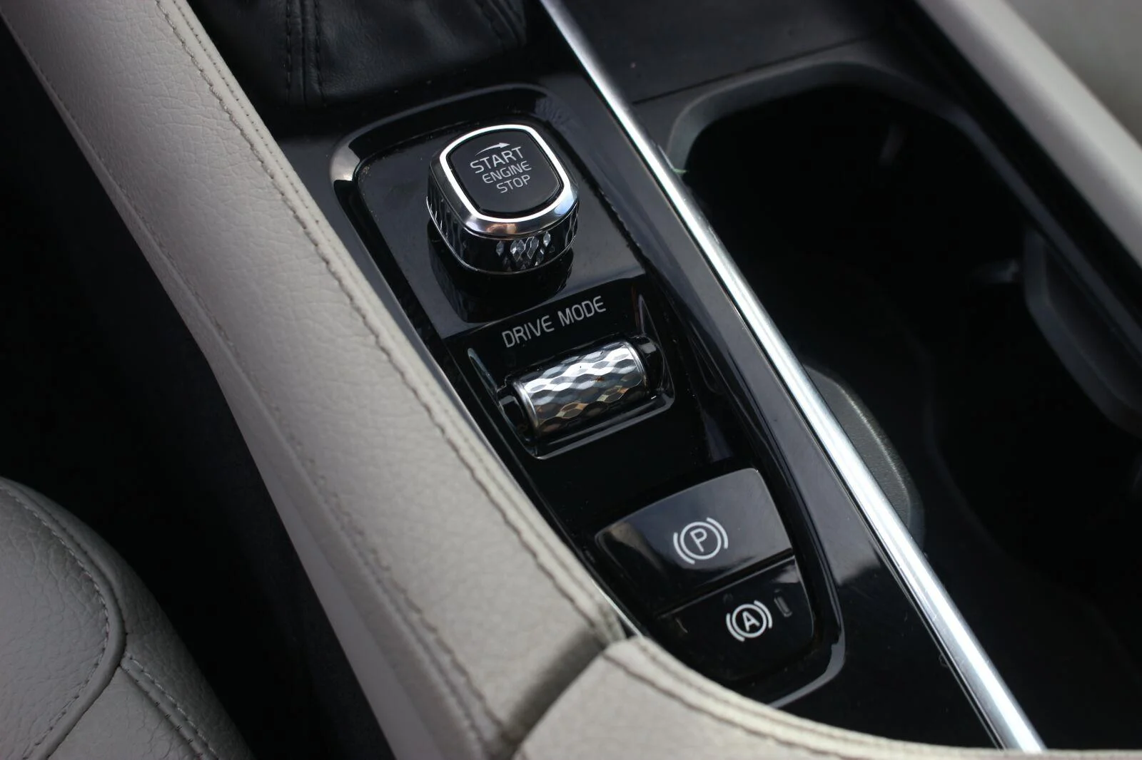 Used 2021  Volvo Momentum image 23