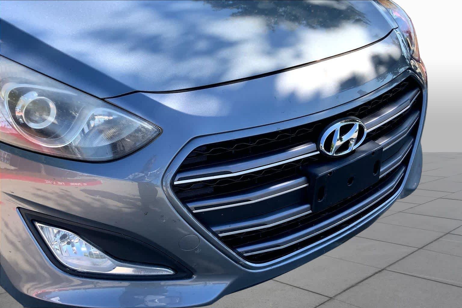 Used 2016 Galactic Gray Hyundai  image 32