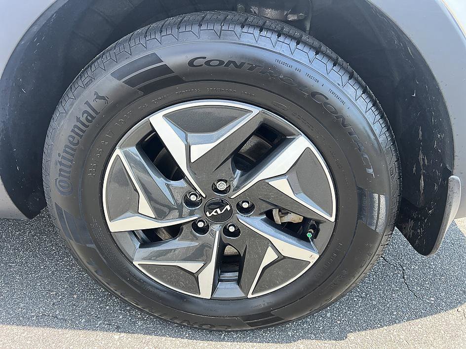 Used 2022 Snow White Pearl Kia EX image 10