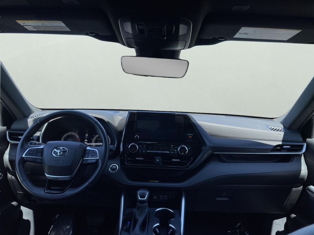 Used 2025 Silver Toyota XLE image 18