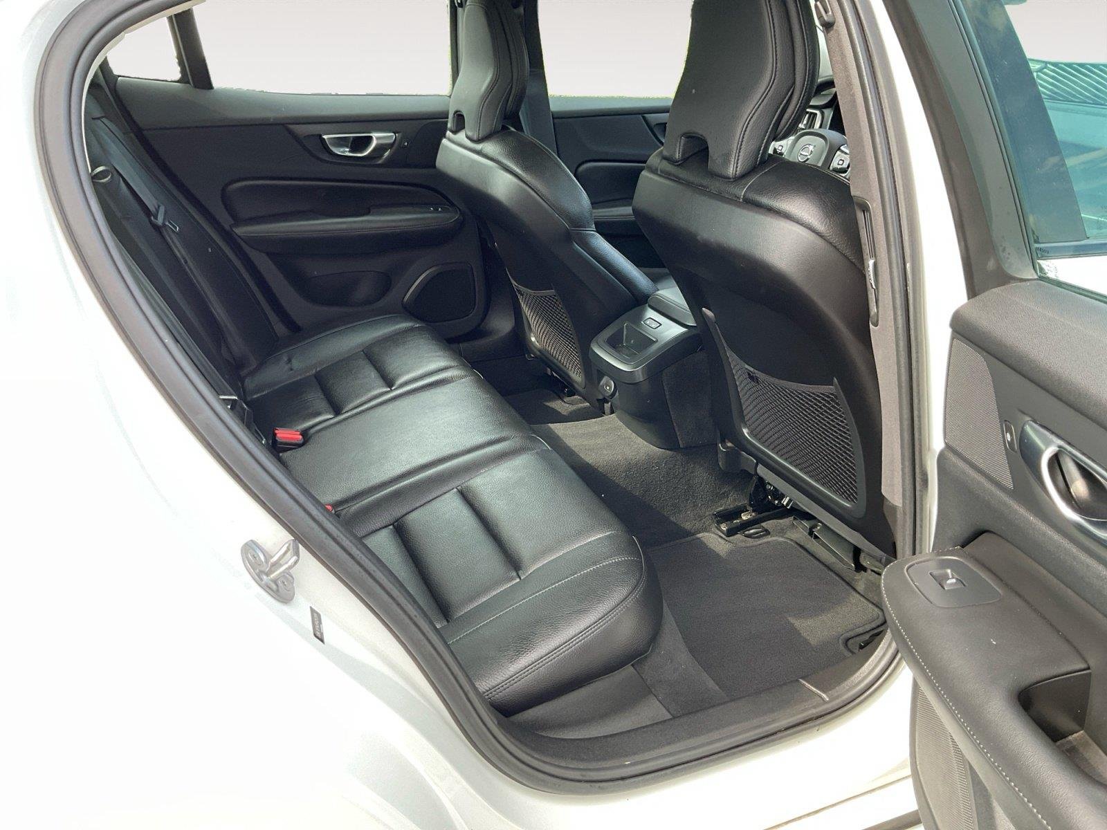 Used 2023 Crystal White Metallic Volvo Plus Dark Theme image 13