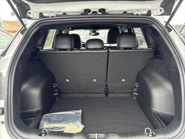 New 2026 Bright White Clearcoat Jeep Latitude image 22