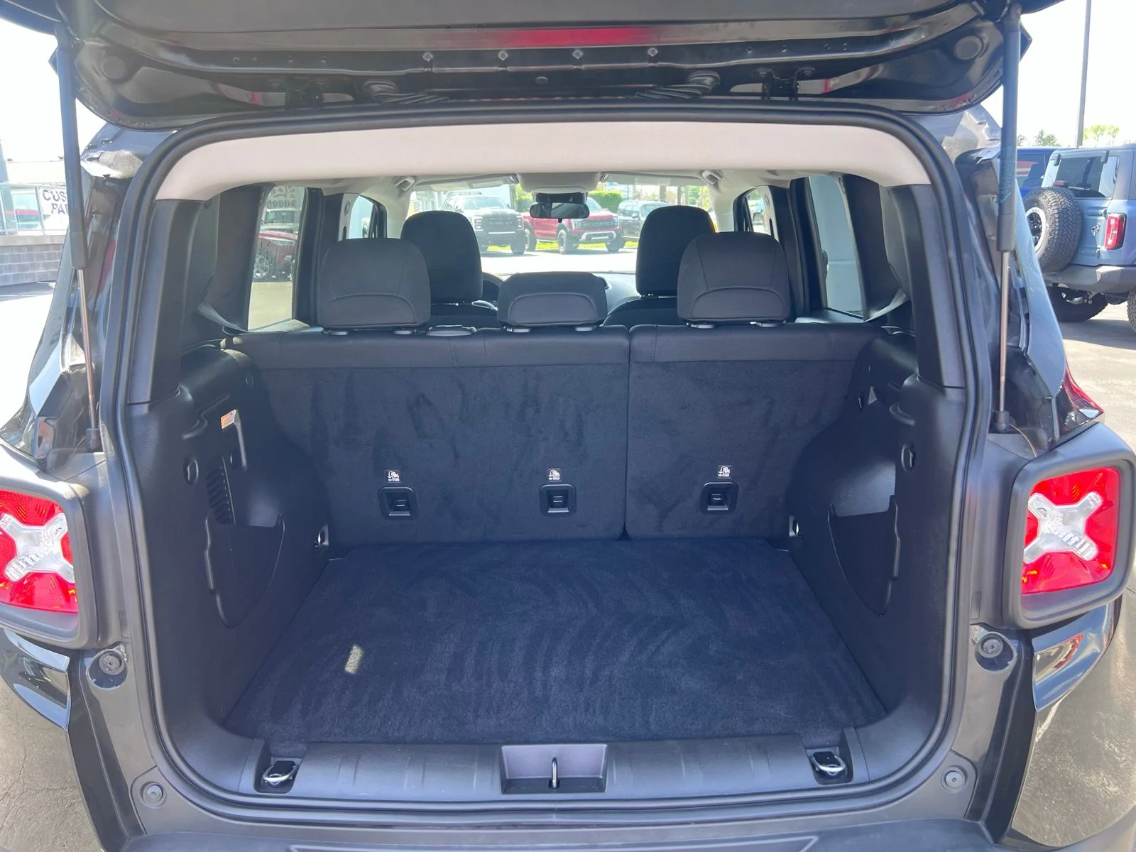 Used 2023 Black Clearcoat Jeep Altitude image 11