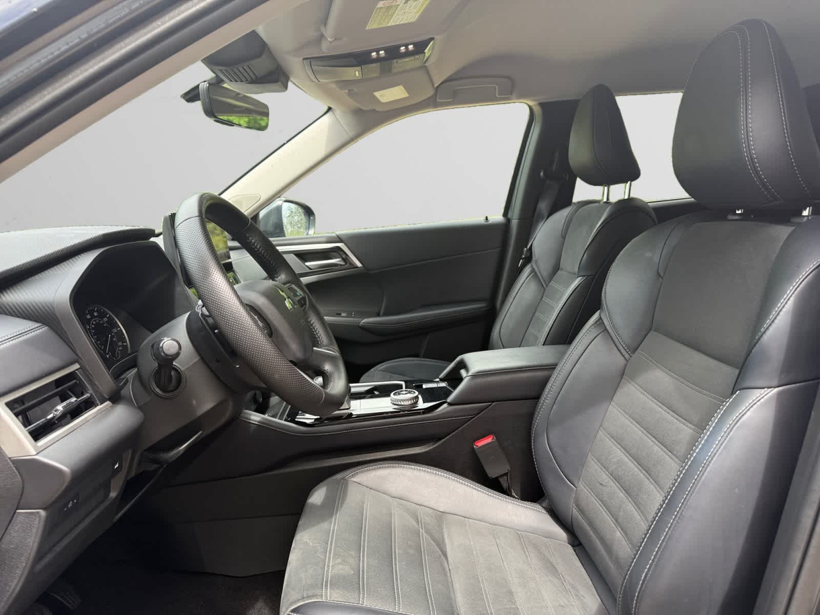 Used 2025 Gray Mitsubishi SE image 9
