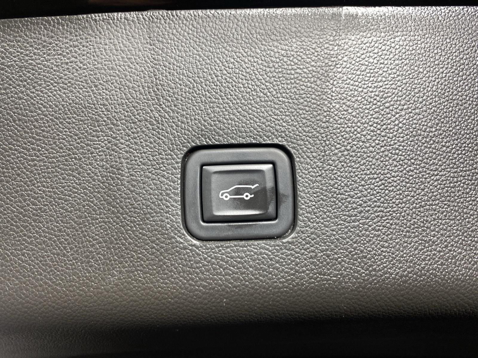 Used 2023 MOSAIC BLACK METALLIC Chevrolet LT Cloth image 28