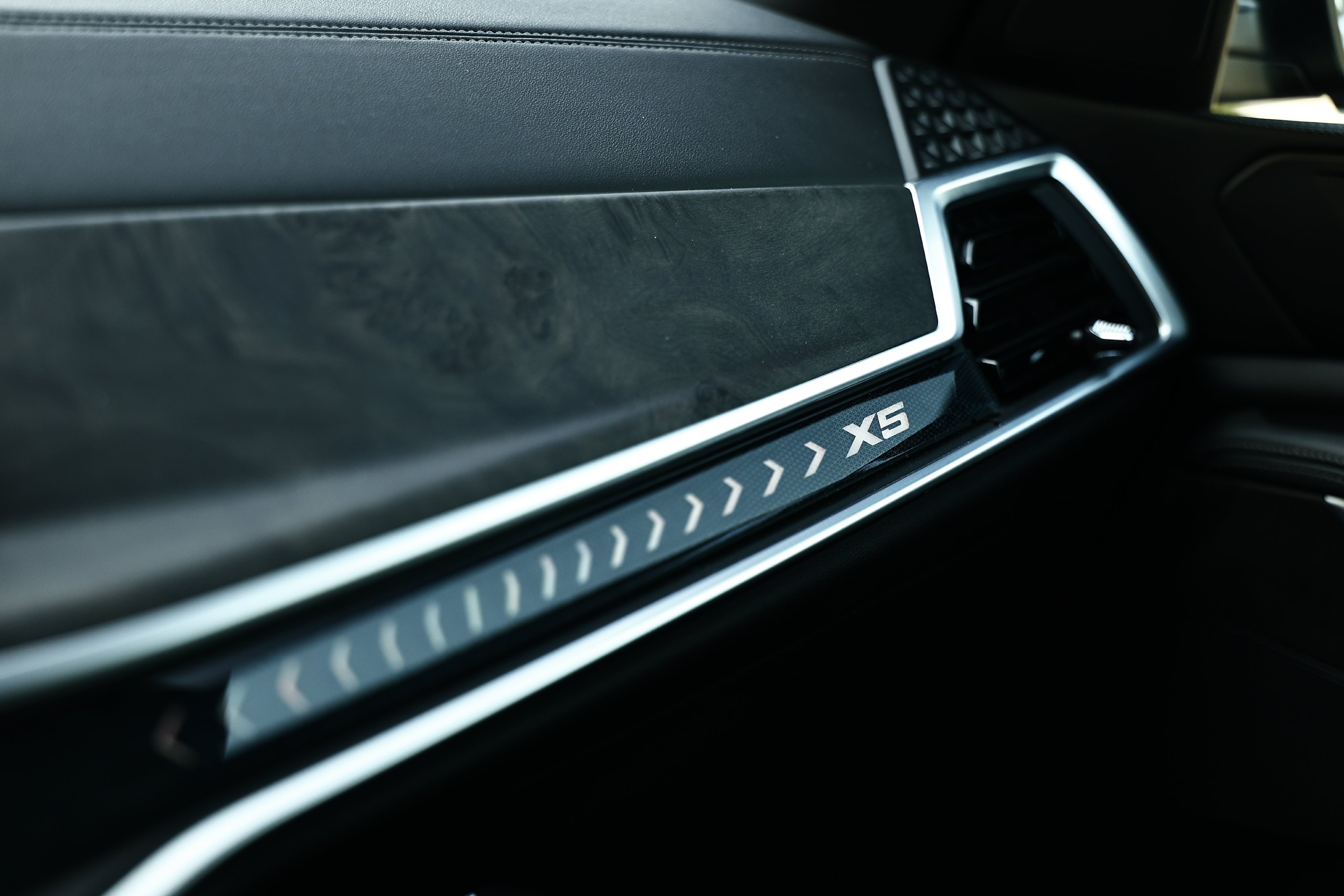 Used 2024 Black Sapphire Metallic BMW xDrive40i image 41