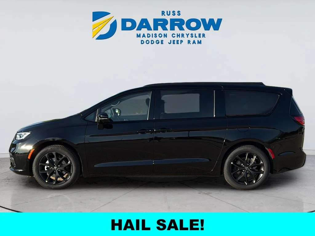 New 2026 Diamond Black Crystal Pearl-Coat Exterior Paint Chrysler Limited image 2