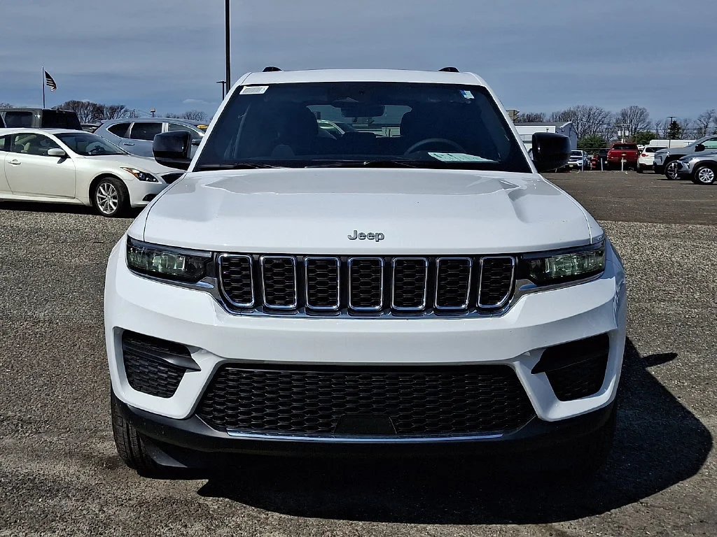 New 2026 Bright White Clear-Coat Exterior Paint Jeep Laredo X image 2