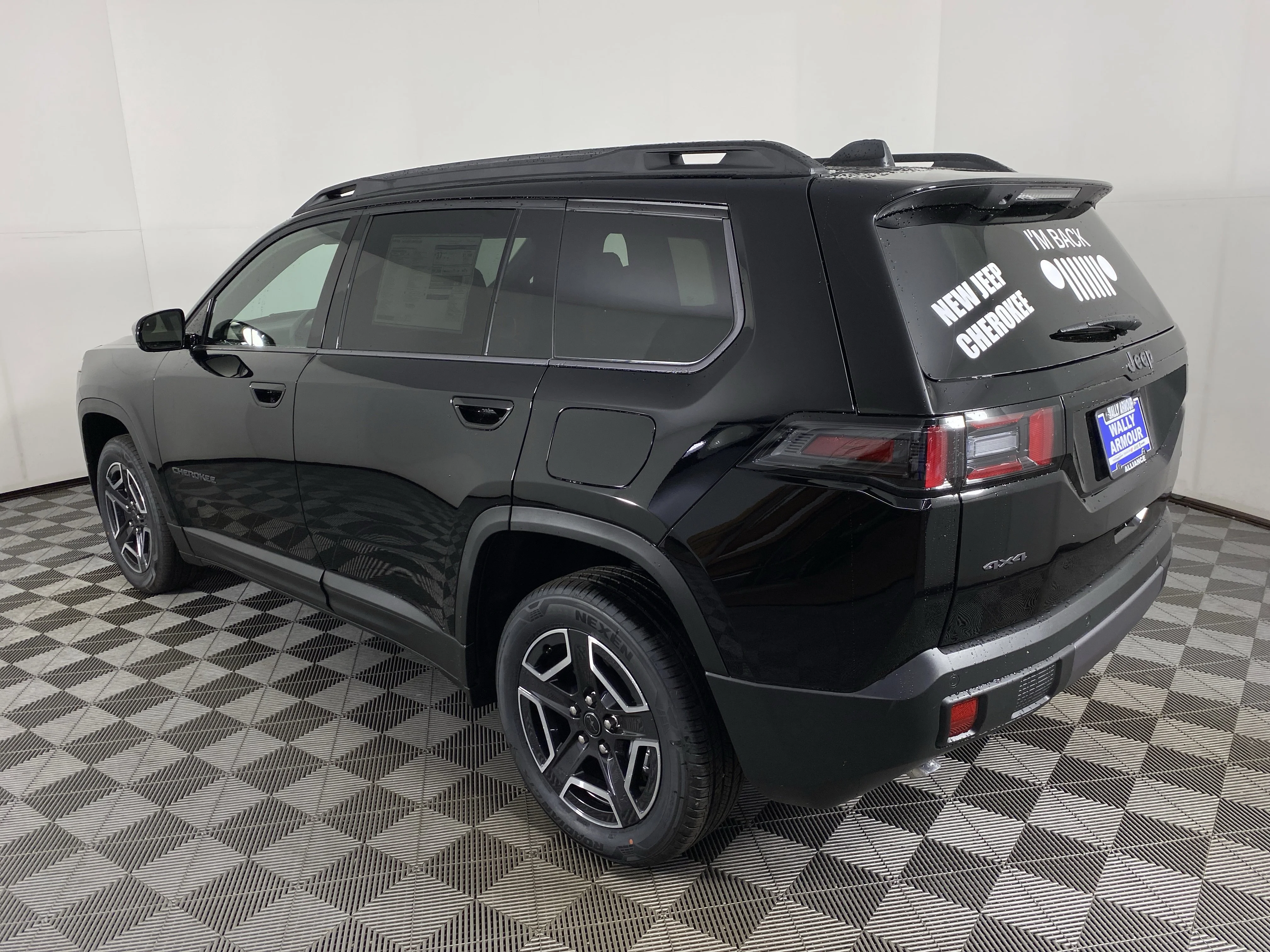 New 2026 Diamond Black Crystal Pearl-Coat Exterior Paint Jeep Limited image 9