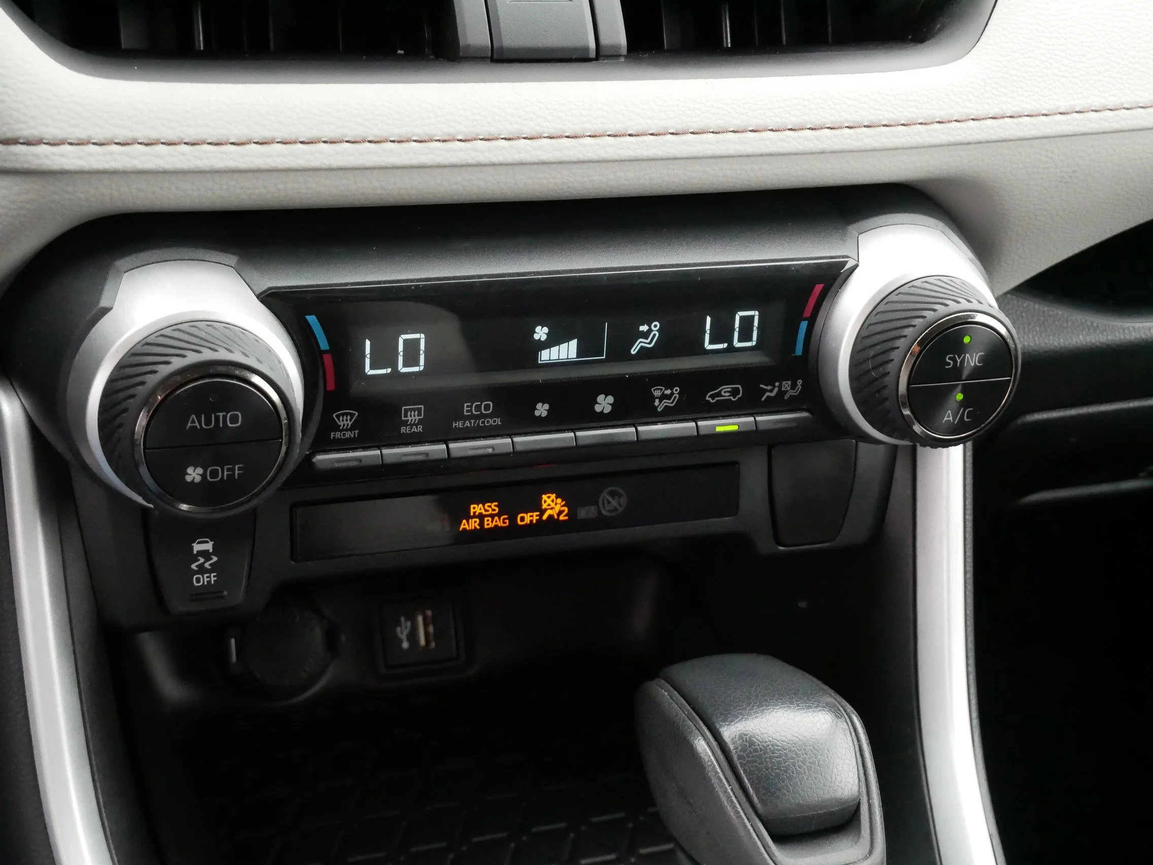 2024 Toyota RAV4 XLE - Photo 23