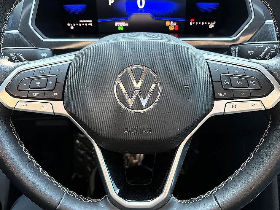 Used 2022 White Volkswagen SE image 18