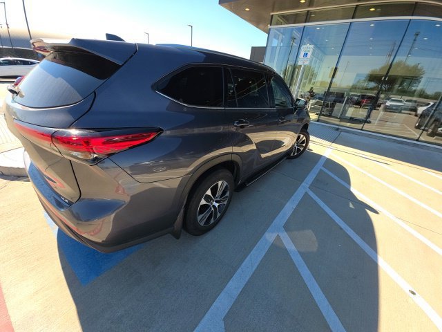 Used 2021 Magnetic Gray Metallic Toyota XLE image 4