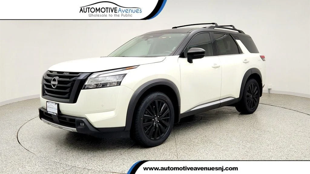 2023 Nissan Pathfinder Platinum 2WD's photo