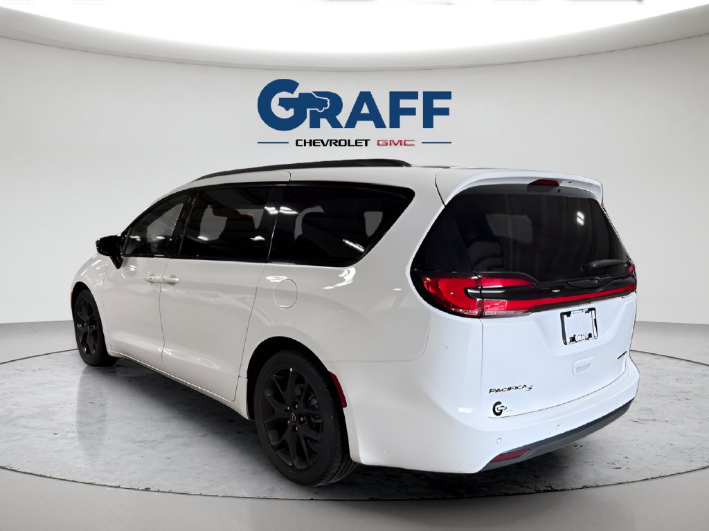 Used 2025  Chrysler Limited image 3