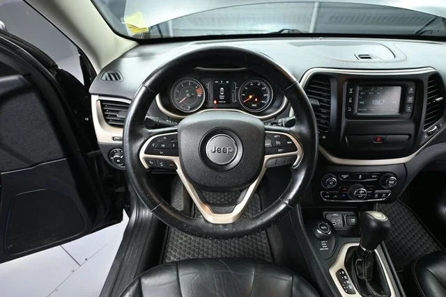 Used 2016 Gray Jeep Latitude image 25
