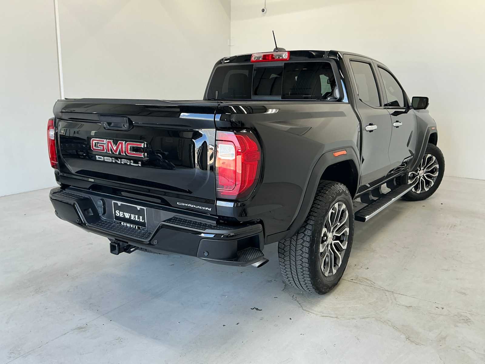 Used 2025 Onyx Black GMC 4WD Denali image 8