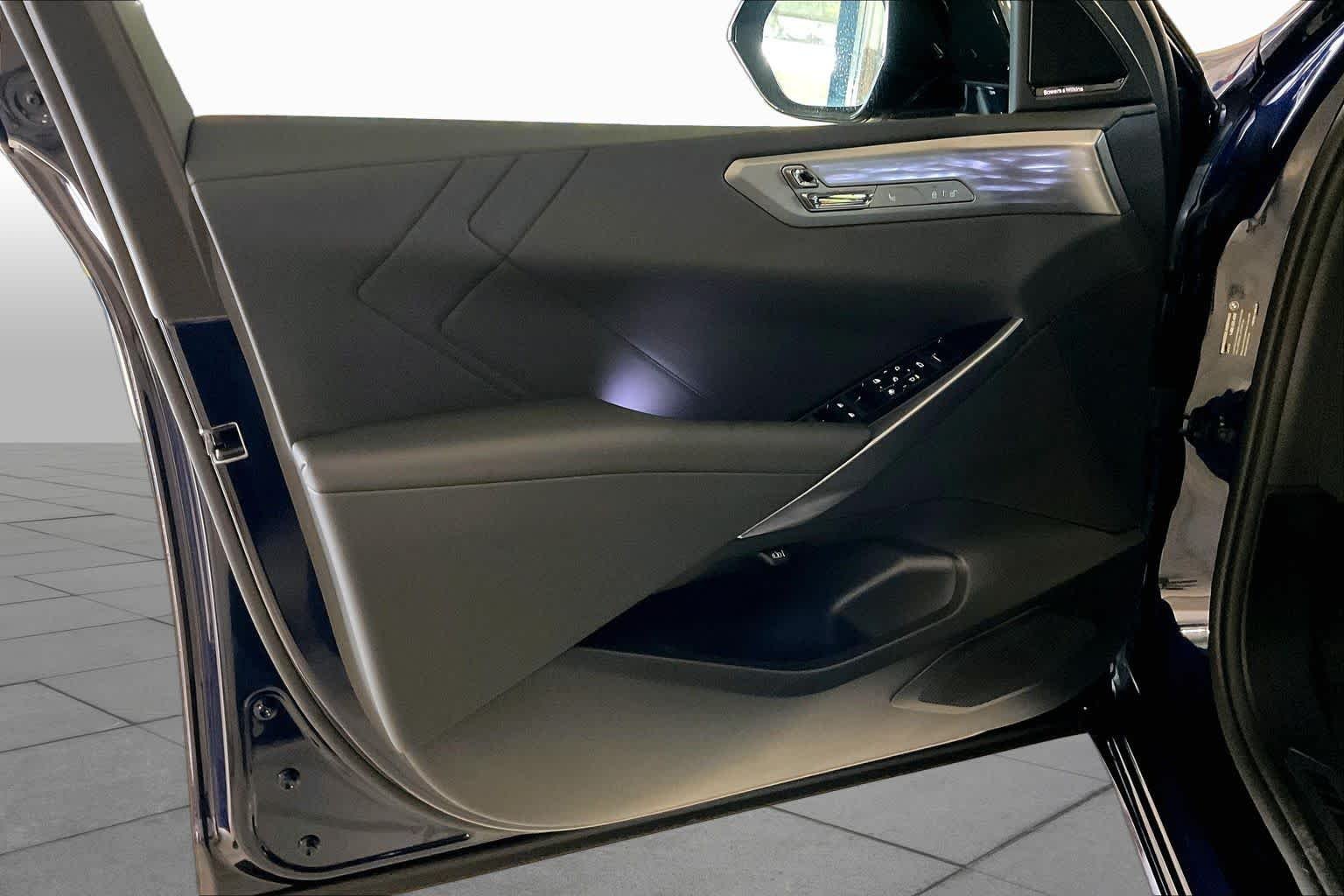 New 2027 Tanzanite Blue II Metallic BMW 40 xDrive image 10