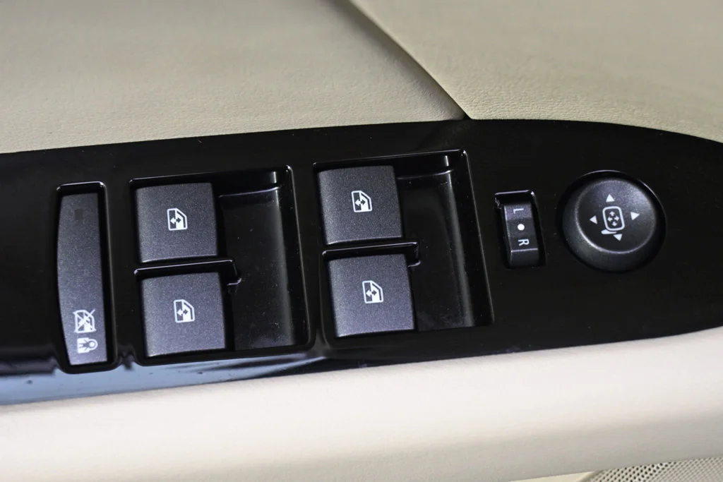 Used 2013 SILVER COAST METALLIC Cadillac Premium image 23