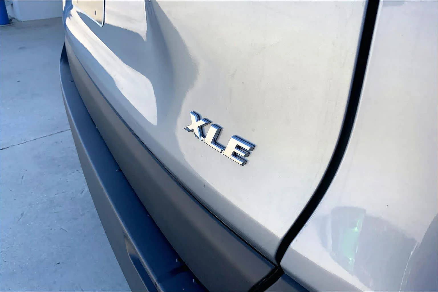 Used 2025 Silver Sky Metallic Toyota XLE image 9