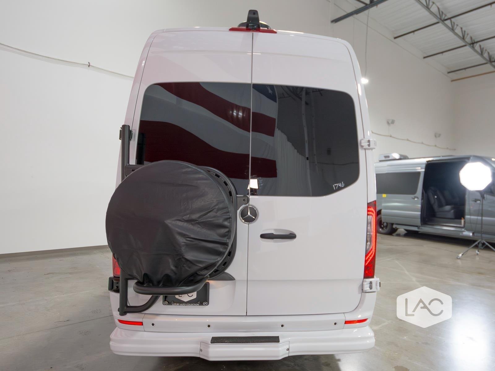 New 2026 Arctic White OGV Luxury Coach AWD (10OBA)10-Pass*ADV Wheel Pkg*PetSafe image 14
