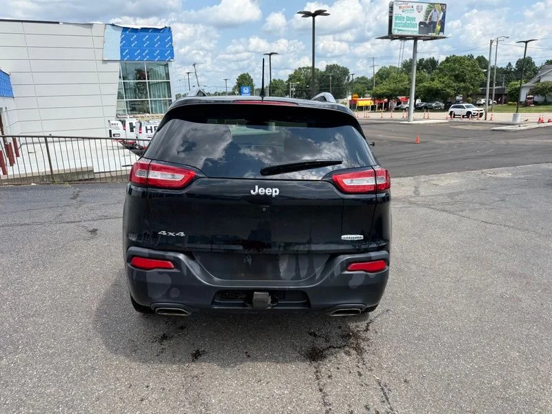 Used 2017 Black Jeep Latitude image 7