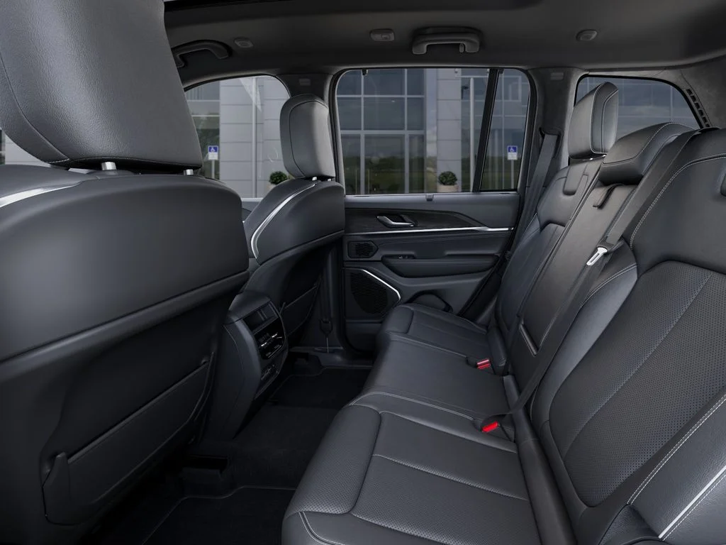 New 2025 Diamond Black Crystal Pearl-Coat Exterior Paint Jeep Overland image 24